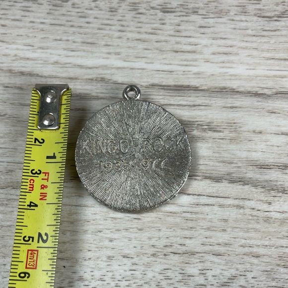 ELVIS KING OF ROCK VINTAGE COLLECTIBLE MEDALLION 1935-1977 RARE Pendant - Picture 5 of 6